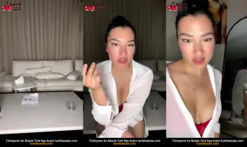 Üvey Abla Çıplak İç Çamaşırlarıyla Yayında