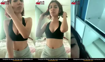 Genç Kızın Çıplak Kalça Sergisi